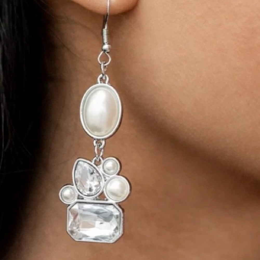 Earring ~ Showtime Twinkle - White. NWT